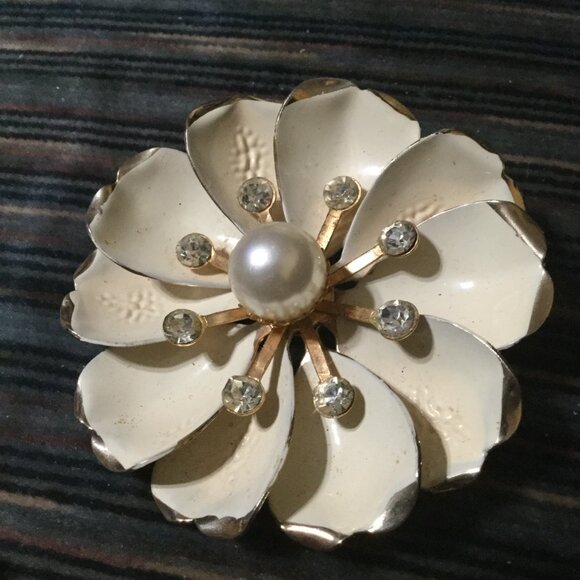 Lot of vintage brooches, clip on earrings and a couple necklaces different sizes - Picture 13 of 16